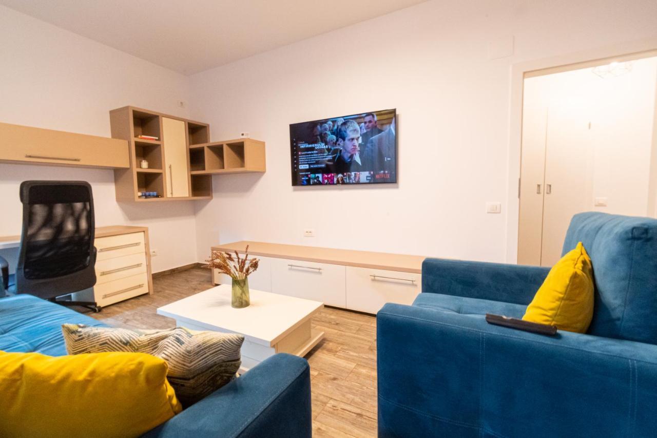 Yan Apartment - Near Mall & Free Private Parking Brasov Exterior photo