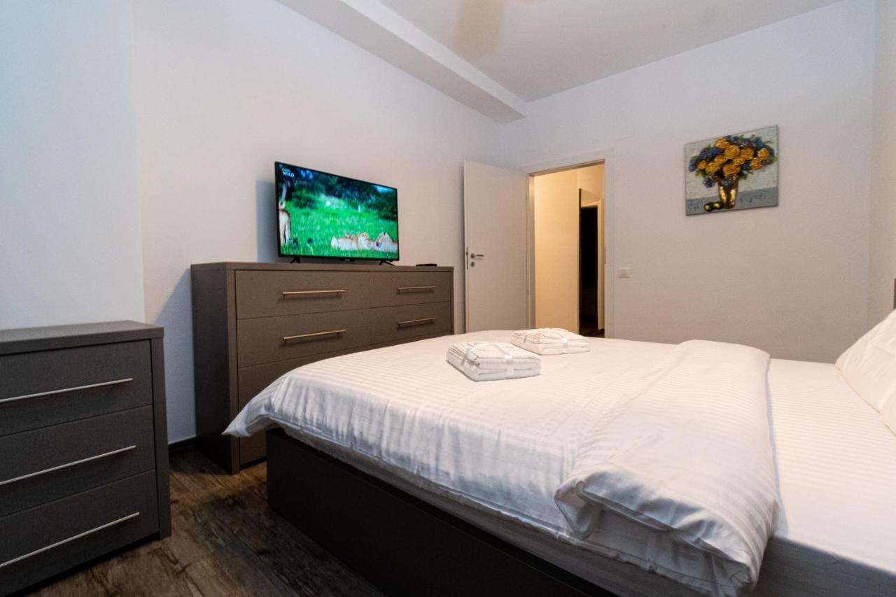 Yan Apartment - Near Mall & Free Private Parking Brasov Exterior photo
