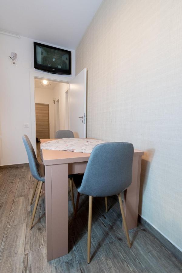 Yan Apartment - Near Mall & Free Private Parking Brasov Exterior photo