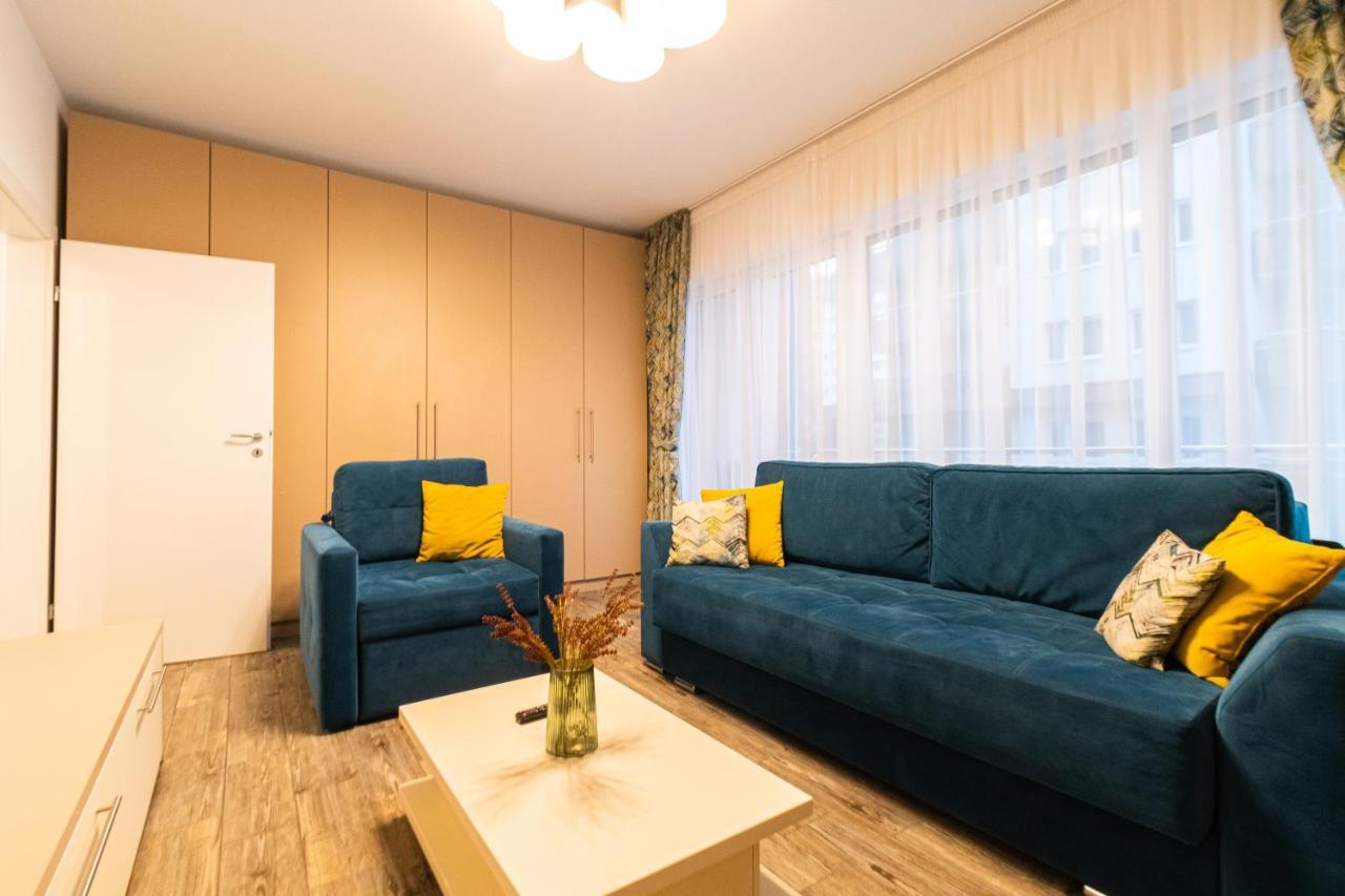 Yan Apartment - Near Mall & Free Private Parking Brasov Exterior photo