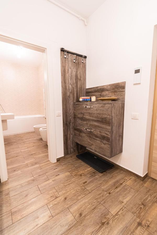 Yan Apartment - Near Mall & Free Private Parking Brasov Exterior photo