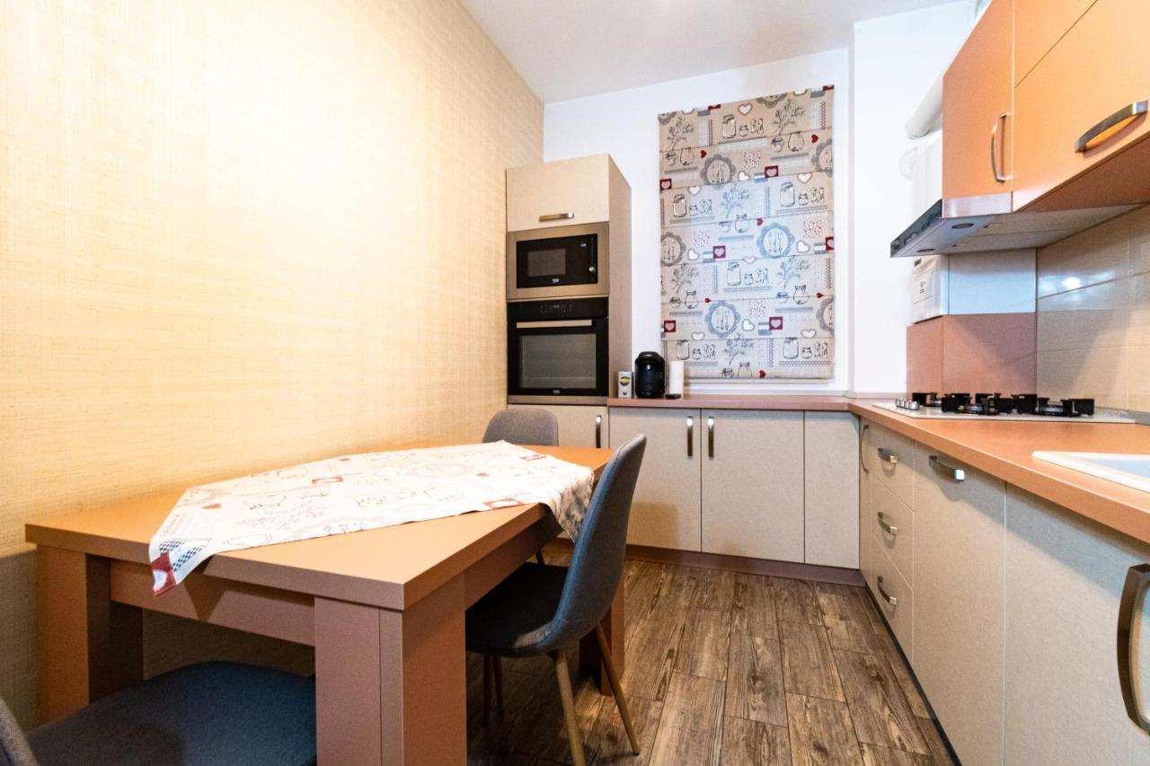 Yan Apartment - Near Mall & Free Private Parking Brasov Exterior photo